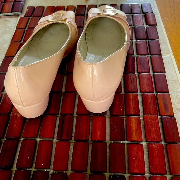 Stuart Weitzman paired up with designer Salvatore Ferragamo. So classy ! - Picture 5 of 5